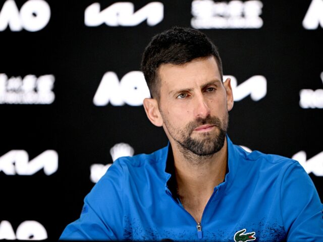 Der australische Fernsehmoderator entschuldigt sich bei Djokovic für die „beleidigende, rassistische“ Stichelei

