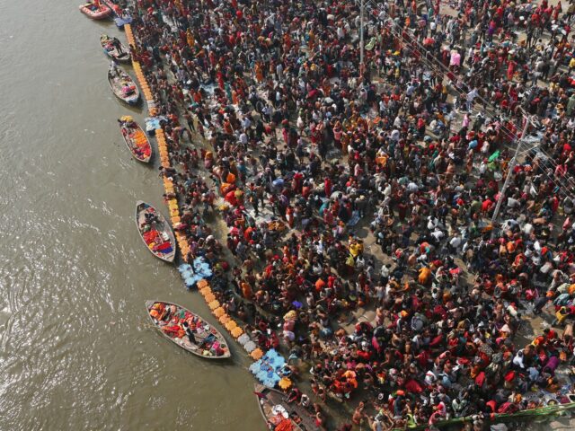 Drei Millionen Hindus nehmen einen Tag nach dem Schwärmen der tödlichen Menge einen heiligen Dip "

