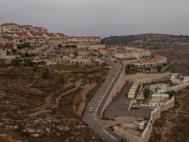 Israelische Siedler greifen unter Armeeschutz stehende Dörfer im Westjordanland an

