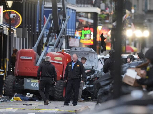 Mindestens zehn Menschen starben, als ein Lastwagen in New Orleans in eine Menschenmenge am Silvesterabend fuhr

