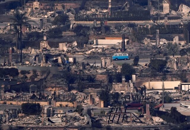 Brände in Los Angeles verbrennen 10.000 Gebäude, während sich neue Brände ausbreiten

