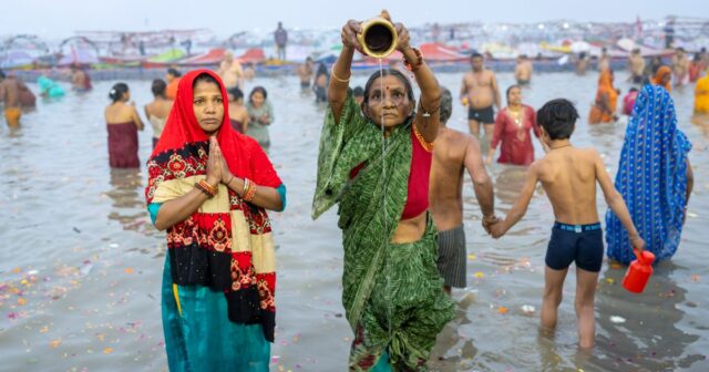 Tausende Hindus baden beim indischen Kumbh-Mela-Fest in heiligem Wasser

