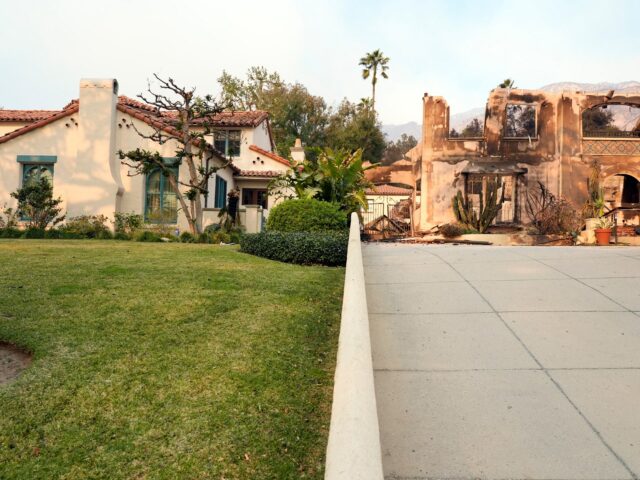 In verbrannten Vierteln stehen einige Häuser in Los Angeles unberührt

