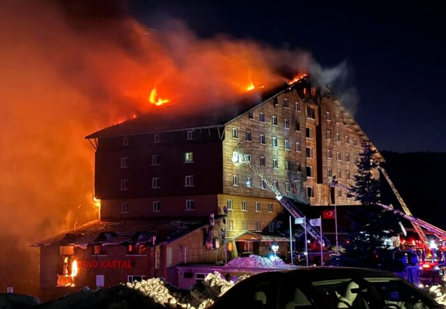 Bei Hotelbrand im Skigebiet Turkiye kommen mindestens zehn Menschen ums Leben

