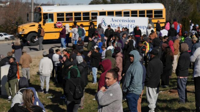 Nach Angaben der US-Polizei tötet ein Teenager bei einer Schießerei in einer Schule in Nashville eine Studentin

