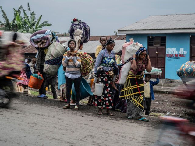 Die Bewohner fliehen Goma, als M23 Rebellen in die größte östliche Stadt der DRC eintreten

