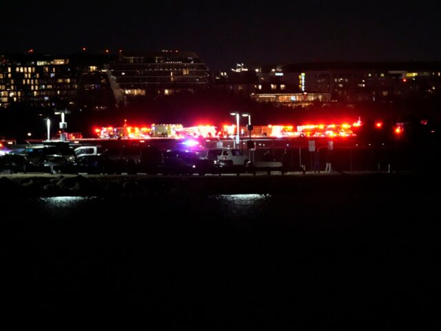 Flugzeuge kollidieren mit Hubschrauber in der Luft in Washington, DC

