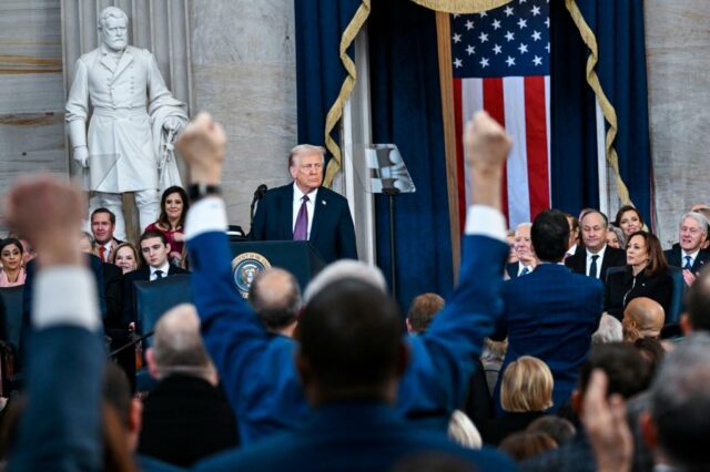 Trump greift in seiner Antrittsrede die früheren Führer des Landes an und macht weitreichende Versprechungen

