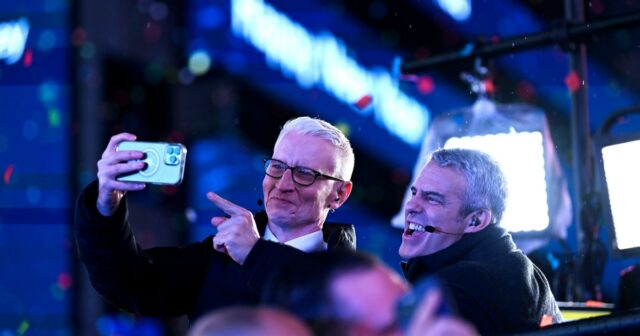 Die lustigsten Silvestermomente von Andy Cohen und Anderson Cooper

