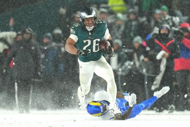 Barkley läuft im Schnee für 78- und 62-Yard-TDs und die Eagles schlagen Rams mit 28-22, um zum NFC-Titelspiel zu gelangen

