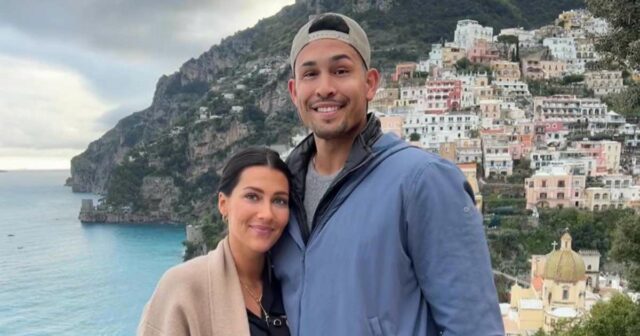 Bachelorette Becca Kufrin lässt sich Ehemann Thomas Jacobs tätowieren

