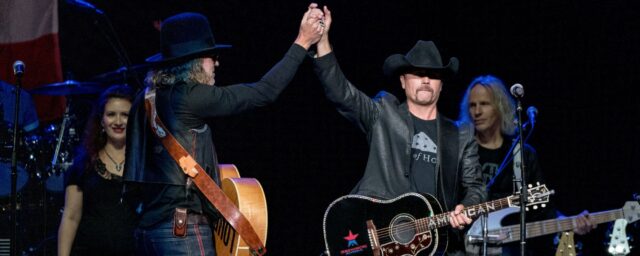 Big & Rich, die zur Halbzeit während der Bills-Chief-Show auftreten; Marineoffizier singt die Nationalhymne

