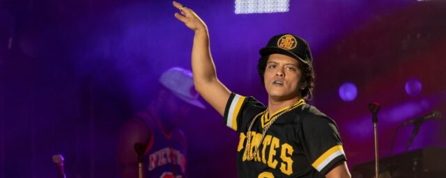 "Ich werde in kürzester Zeit außer Schulden sein": Bruno Mars lacht über die mutmaßliche Spielverschuldung von 50 Millionen Dollar

