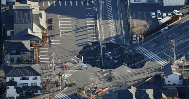 Ängste wachsen für den Japan -LKW -Fahrer, der von Sinkhole geschluckt wird, während die Rettung am 4. Tag eintritt

