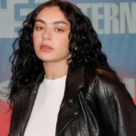 Charli XCX wird in „The Moment“ bei A24 mitspielen und produzieren