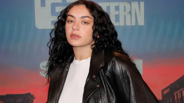 Charli XCX wird in „The Moment“ bei A24 mitspielen und produzieren

