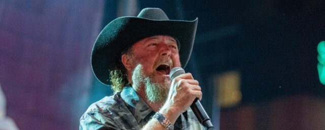 Country-Star kehrt triumphierend zurück, nachdem er (zweimal) fast gestorben wäre: „Der Teufel konnte mich nicht zurückhalten, Baby“

