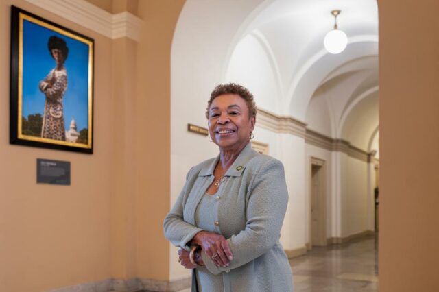 Mit einer Anspielung auf ihre Mentorin Shirley Chisholm verlässt die Abgeordnete Barbara Lee selbst den Kongress als Abtrünnige

