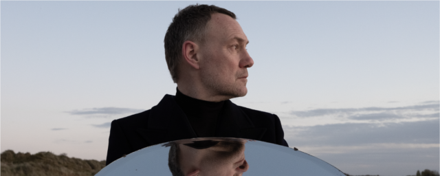 Exklusive Fragen und Antworten: David Gray teilt seine pure Freude am Songwriting auf dem neuen Album „Dear Life“

