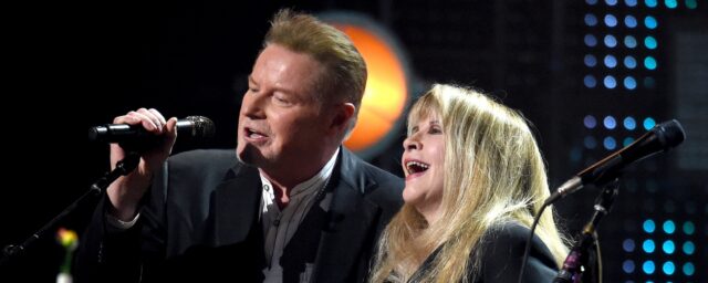 Duo 2015 von Don Henley und Stevie Nicks, ein von The Alter-Ego der 90er von Garth Brooks veröffentlichter Spaziergang, der ursprünglich veröffentlicht wurde

