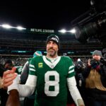 Aaron Rodgers von den Jets ist sich nicht sicher, was seine Zukunft als Spieler angeht, und konzentriert sich auf die Waldbrände in Kalifornien