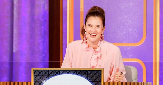 Drew Barrymore scherzt in der Vorschau auf „Hollywood Squares“ über „Cocaine Days“.

