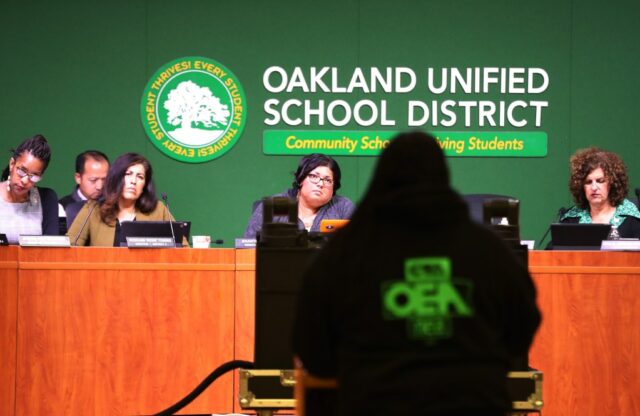 Untersuchung bestätigt, dass Lehrer in Oakland antisemitische Plakate angebracht haben

