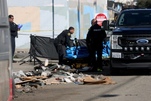 Zwei Personen wurden angeklagt, nachdem die Leiche eines Mannes in einer Tasche in West Oakland gefunden wurde

