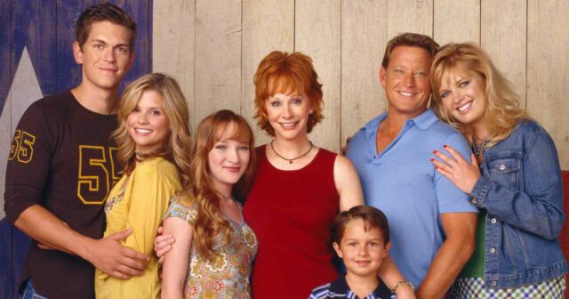 Welche „Reba“-Sitcom-Alumni traten in Reba McEntires „Happy's Place“ auf?

