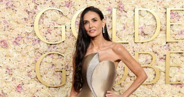 Demi Moore trägt bei den Golden Globes 2025 einen Ethereal Gold Glam

