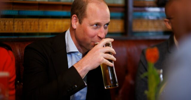 Prinz William trinkt ein Pint mit Fußballfans, nachdem Kate Middleton eine Remission erlitten hat

