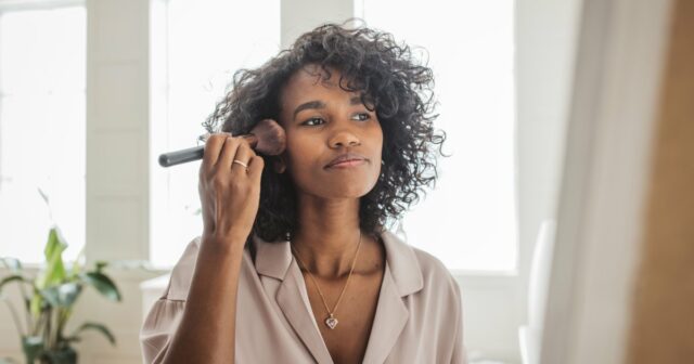 Dieser brandneue Highlighter verleiht Ihrer Haut einen sonnenverwöhnten Glanz

