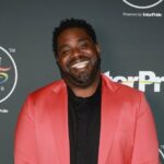 Der Komiker Ron Funches nennt Travis Kelce den „Golden Retriever“ des Fußballs