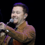 Scotty McCreery erinnert sich an das erste Mal, als er George Strait traf: „Einer meiner Helden“