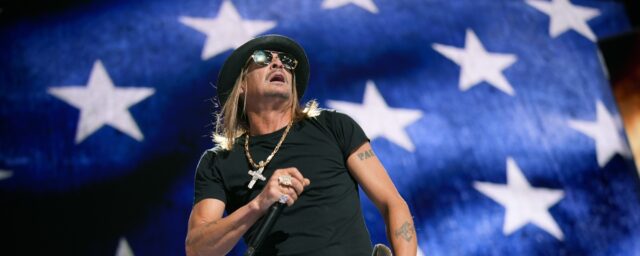 Schauen Sie sich Kid Rock an, um Fans Geld zu werfen, während er in seiner Bar in Nashville auftritt

