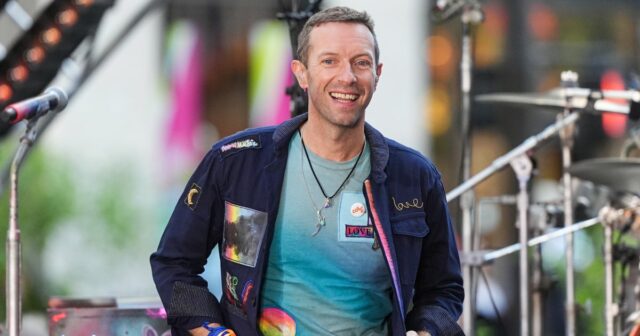 Chris Martin und Dakota Johnson besuchen Temple in Indien inmitten von Trennungsgerüchten

