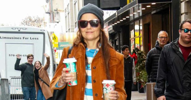 Katie Holmes trägt diesen bequemen Sneaker-Stil für routinemäßige Kaffeepausen – der Look für 23 $

