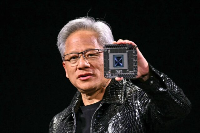 Der CEO von Nvidia sagt, dass sich seine KI-Chips schneller verbessern als das Mooresche Gesetz

