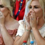 Rebel Wilson und Ramona Agruma tragen Hochzeitskleider, um Tennis zu schauen