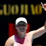 Australian Open: Iga Swiatek besiegt Emma Raducanu in geraden Sätzen