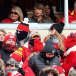 Taylor Swifts Familie trägt Chiefs-Ausrüstung zum Travis Kelce-Spiel