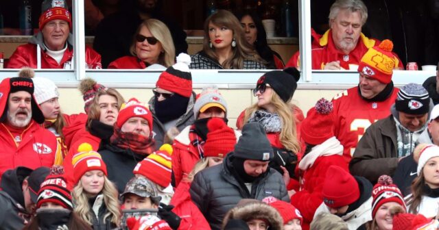 Taylor Swifts Familie trägt Chiefs-Ausrüstung zum Travis Kelce-Spiel

