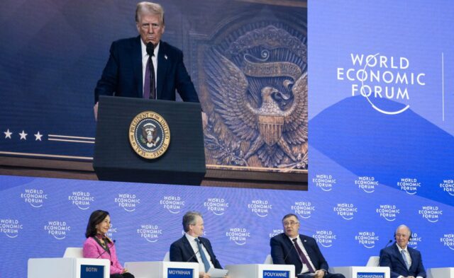 Trump fordert die Elite von Davos auf, in die USA zu investieren oder mit Zöllen zu rechnen

