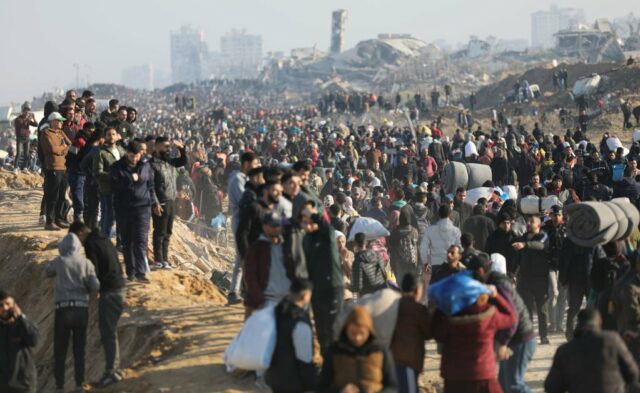 Tausende kehren zum zerstörten nördlichen Gaza zurück, während Israel seinen Abschluss unter Waffenstillstand hebt

