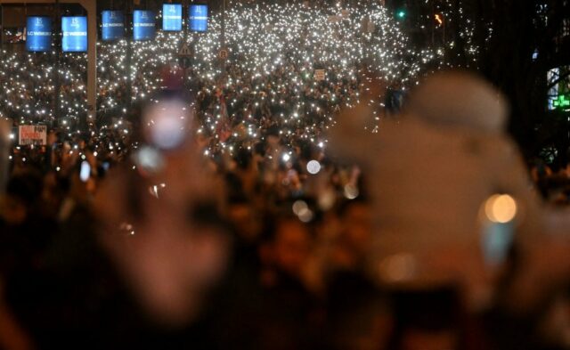 Der populistische Führer Serbiens tritt zurück, wenn Proteste der Massen gegen Korruption wachsen

