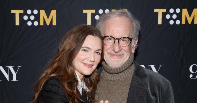 Steven Spielberg sagt, Drew Barrymore habe in ihm den Wunsch geweckt, Vater zu werden.

