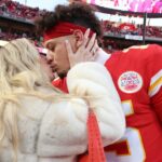 Brittany Mahomes knutscht ihren Ehemann Patrick vor dem AFC-Meisterschaftsspiel