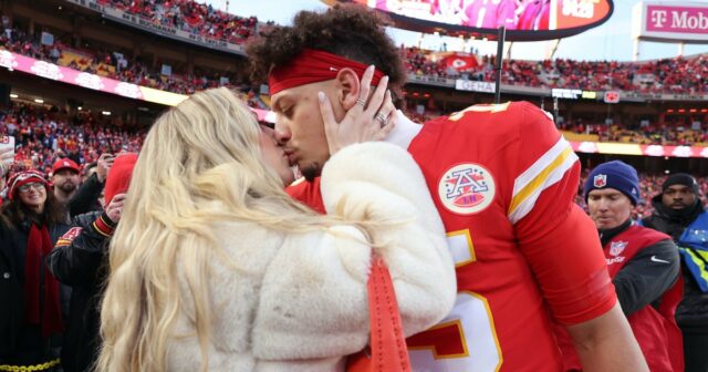 Brittany Mahomes knutscht ihren Ehemann Patrick vor dem AFC-Meisterschaftsspiel

