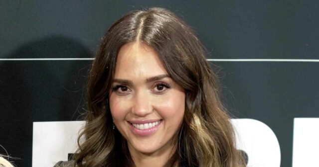 Jessica Alba tritt zum ersten Mal des roten Teppichs aus dem Cash Warren -Schlitz auf

