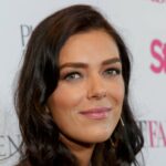 Adrianne Curry von ANTM teilt ihre Reise mit dem Brustimplantat-Clip: „Cried Nonstop“